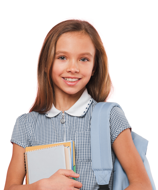 Une petite fille sourie avec un sac à dos et des livres à la main
