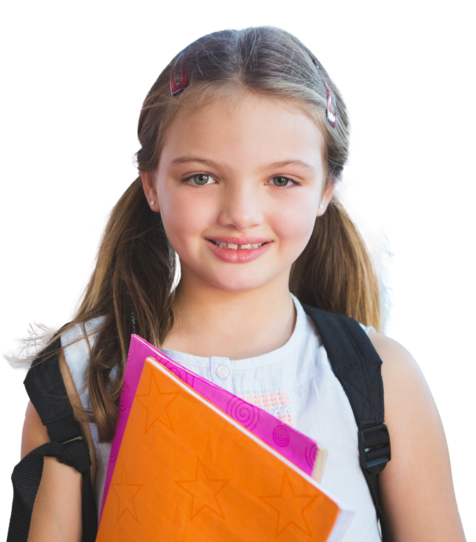 Une petite fille sourie avec un sac à dos et des livres à la main